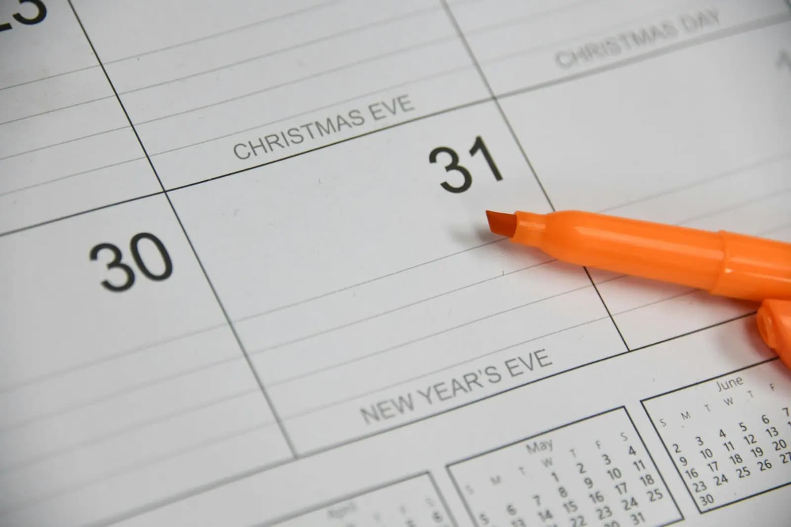 1-Year Employment Contract: Must Severance Pay Be Paid When the Contract Ends, and Can the Employee Resign Early?
